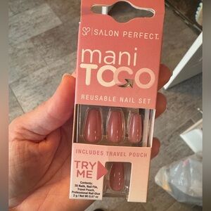 Mani To Go adhesive nail set